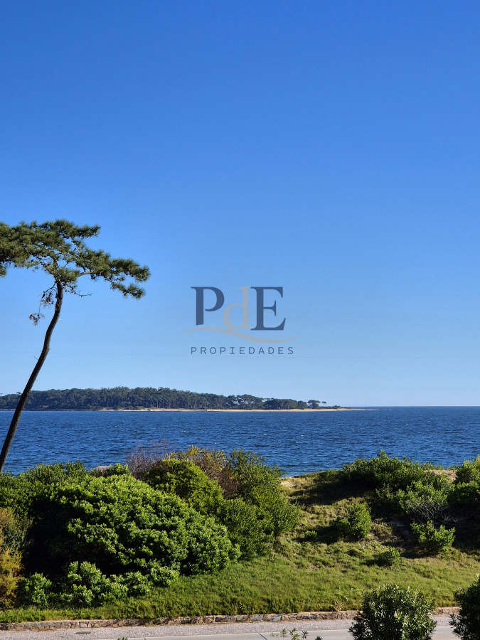 Apartamento 1 dormitorio en venta con vista al Mar edificio primera línea Playa Mansa Punta del Este