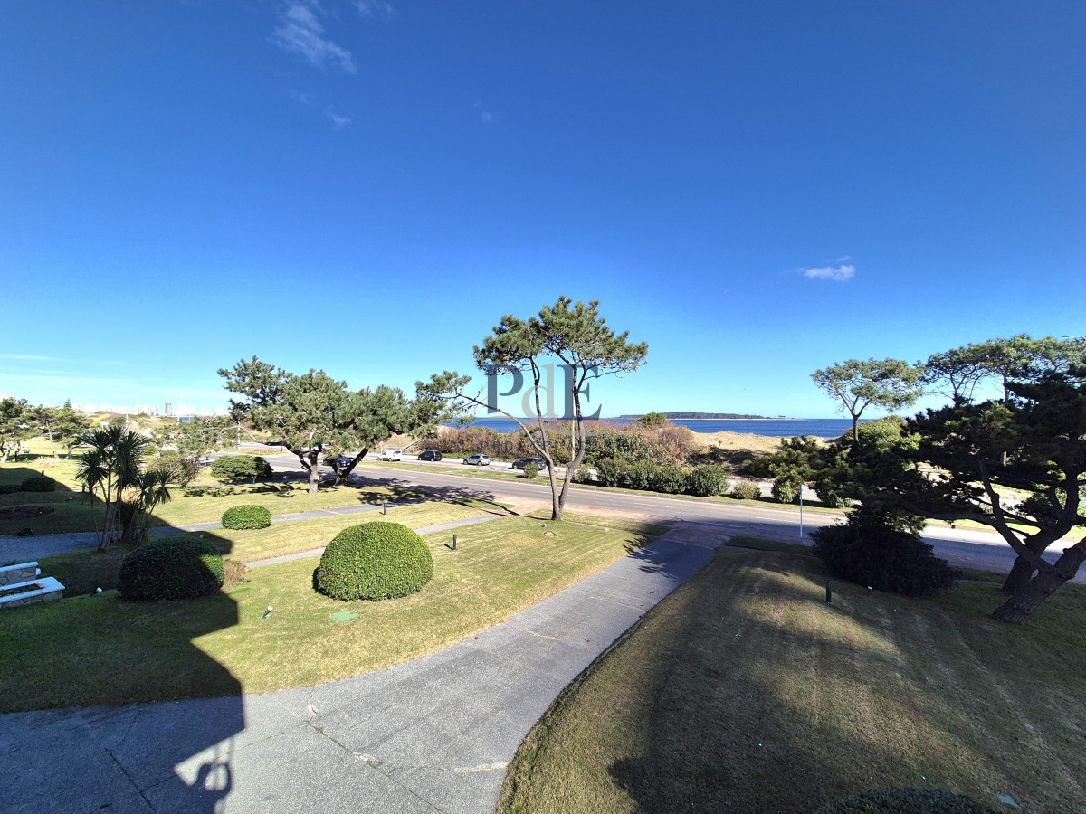 Apartamento de 3 dormitorios primera línea con vista al mar Playa Mansa - Punta del Este - Imagen 2