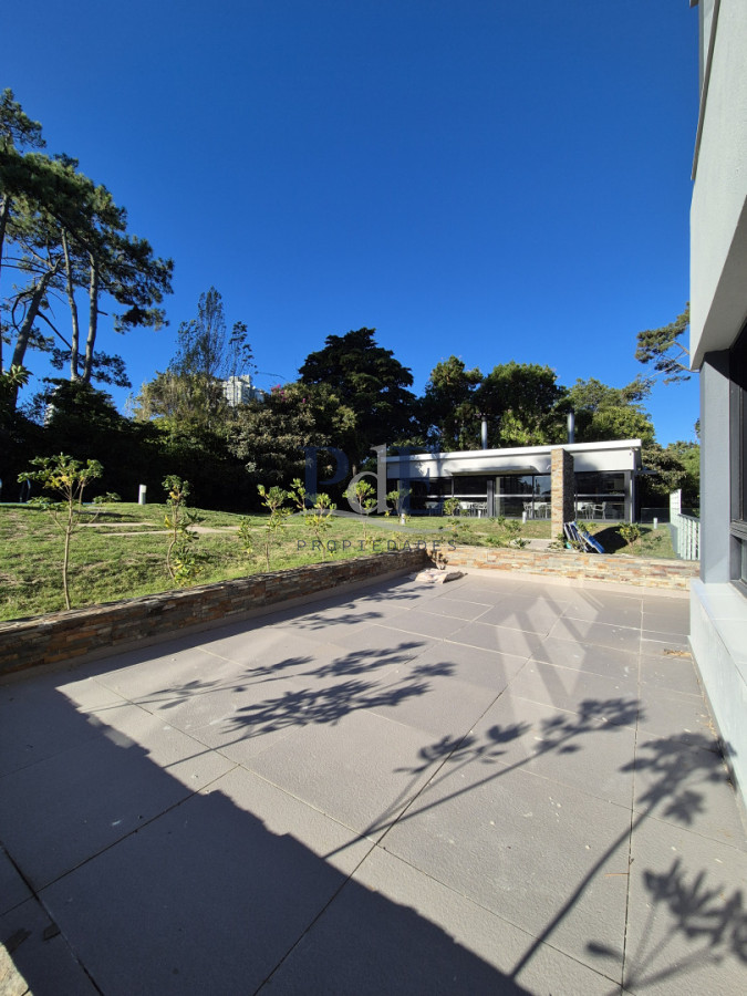 Oportunidad!! Planta moderna de categoría en excelente ubicación Playa Mansa - Imagen 1