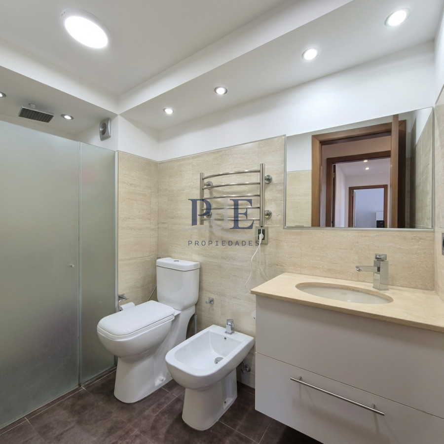 Apartamento Reciclado de 3 Dormitorios con Parrillero en Playa Mansa Punta del Este - Imagen 15