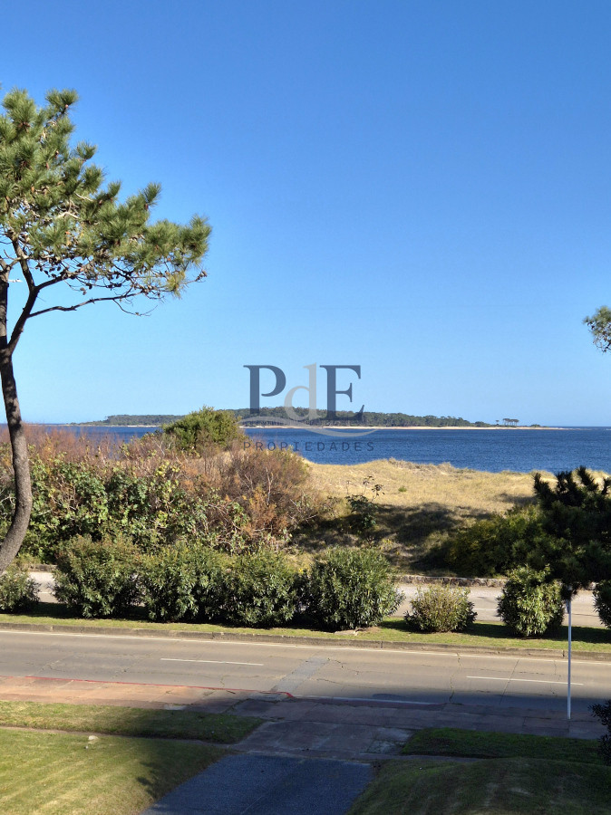 Apartamento de 3 dormitorios primera línea con vista al mar Playa Mansa - Punta del Este