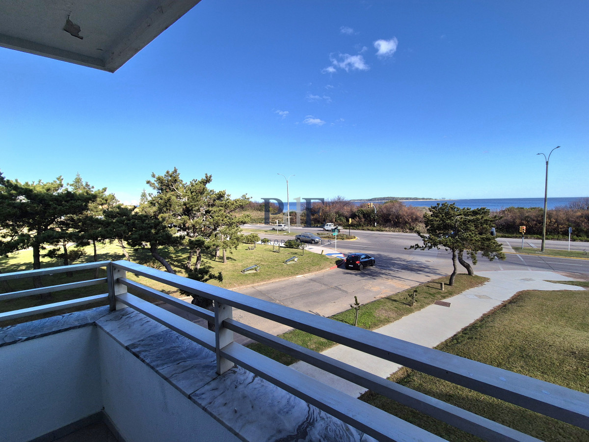 Apartamento de 3 dormitorios + servicio con vista al mar Playa Mansa - Imagen 1