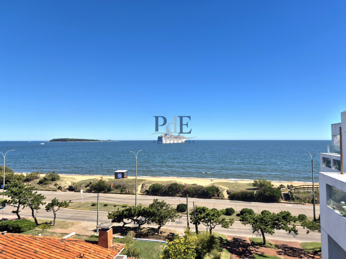 Primera línea en Playa Mansa | 2 dormitorios reciclado con vista al mar y balcón. PdE