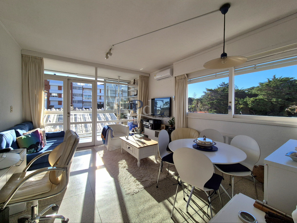 Apartamento 1 dormitorio en venta con vista al Mar edificio primera línea Playa Mansa Punta del Este - Imagen 6