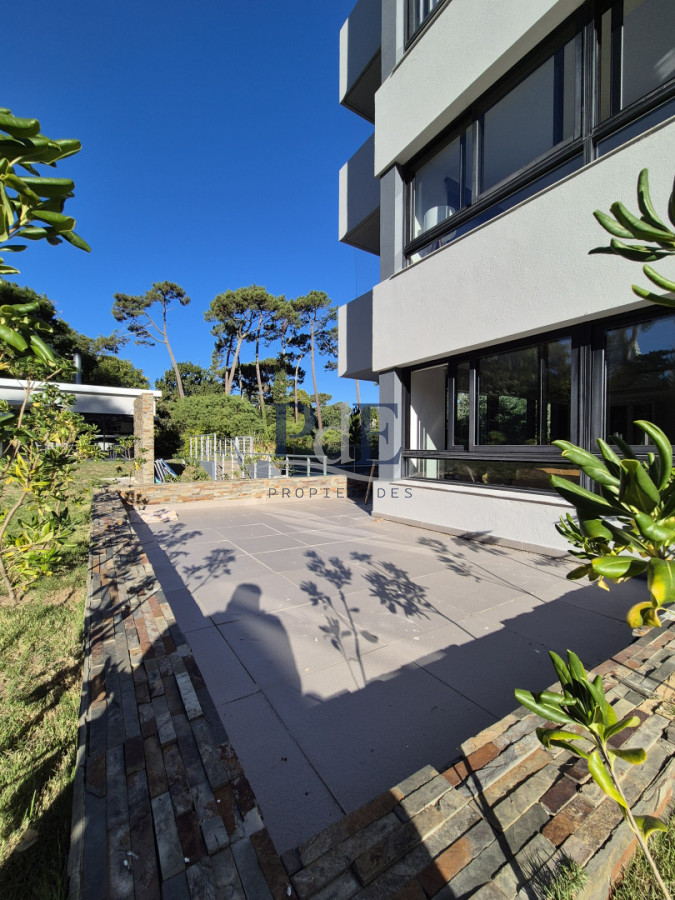 Oportunidad!! Planta moderna de categoría en excelente ubicación Playa Mansa - Imagen 2