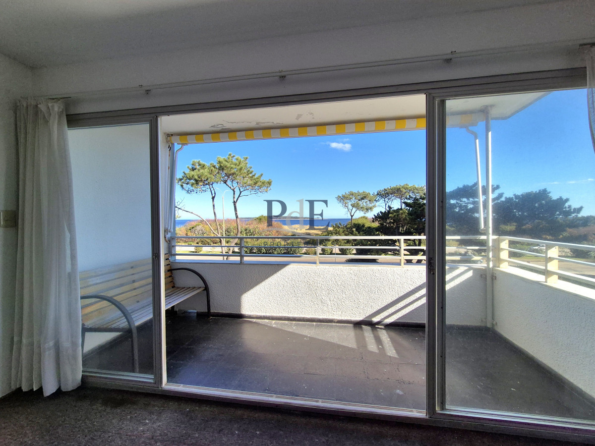 Apartamento de 3 dormitorios primera línea con vista al mar Playa Mansa - Punta del Este - Imagen 6