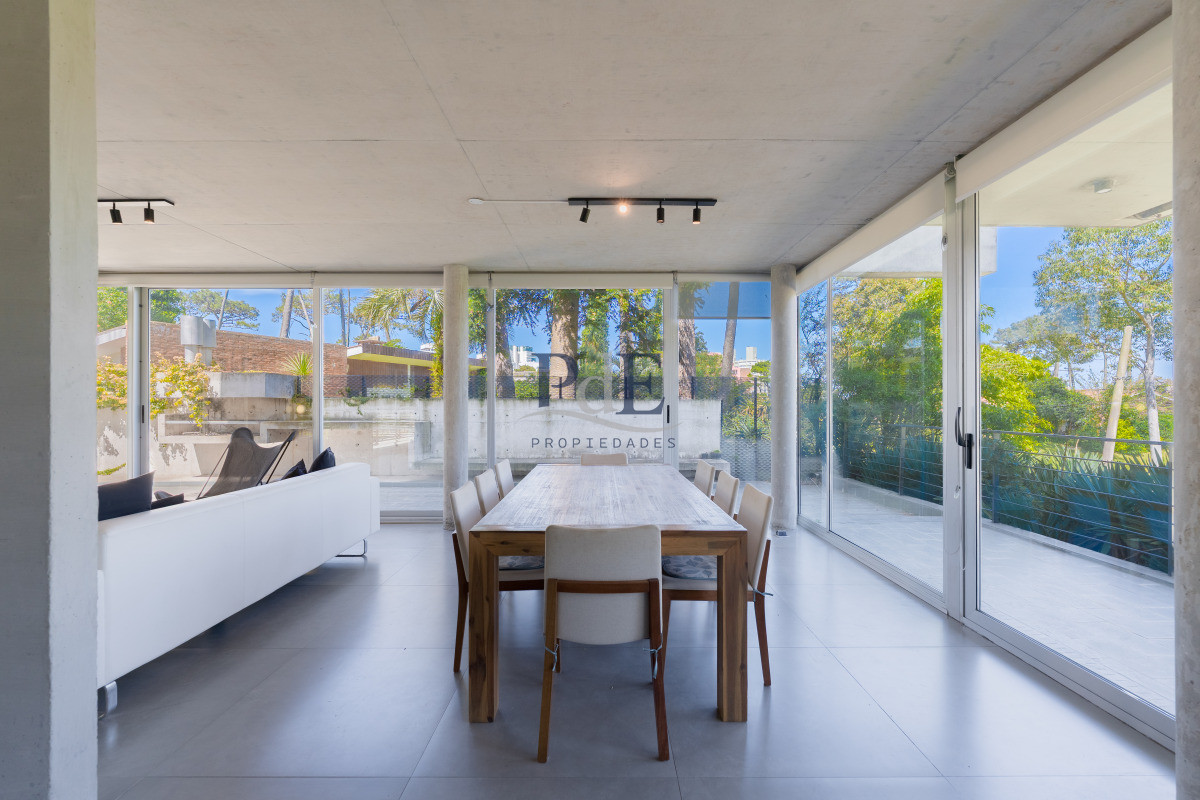 Planta de Categoría apartamento 3 dorm moderno con parrillero en Playa Mansa Punta del Este - Imagen 7