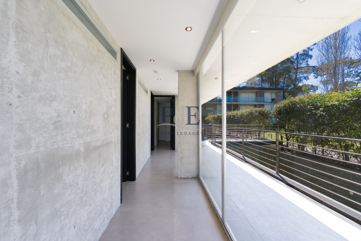 Planta de Categoría apartamento 3 dorm moderno con parrillero en Playa Mansa Punta del Este - Imagen 10