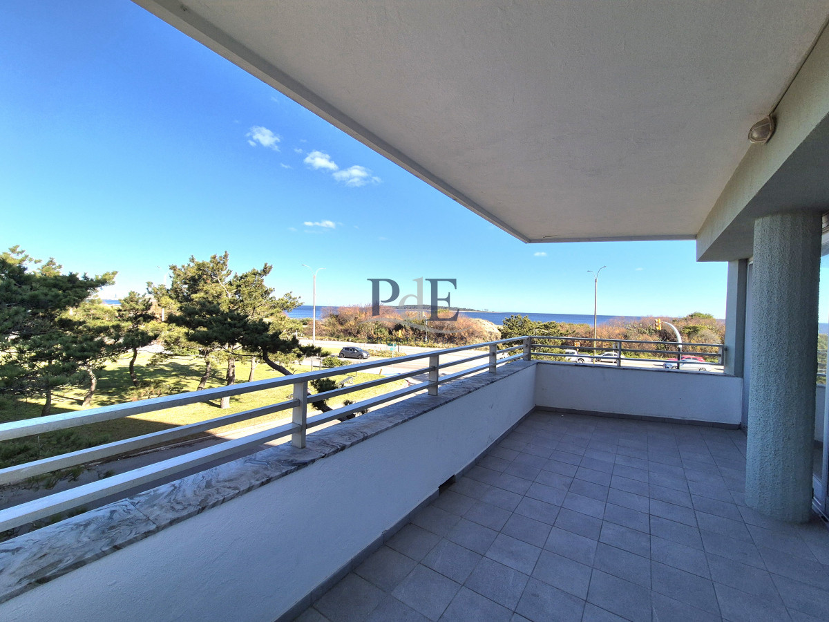 Apartamento de 3 dormitorios + servicio con vista al mar Playa Mansa - Imagen 2