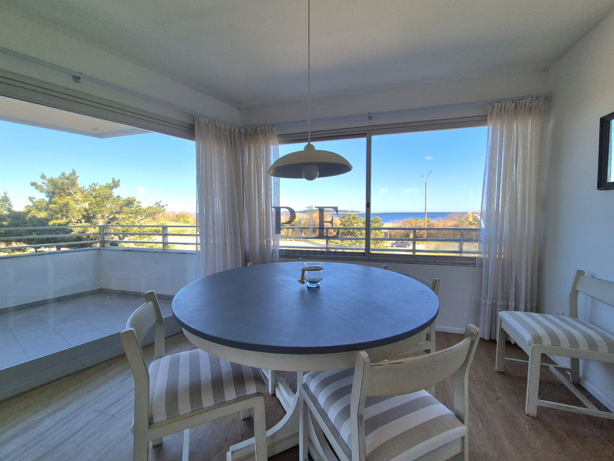 Apartamento de 3 dormitorios + servicio con vista al mar Playa Mansa - Imagen 8