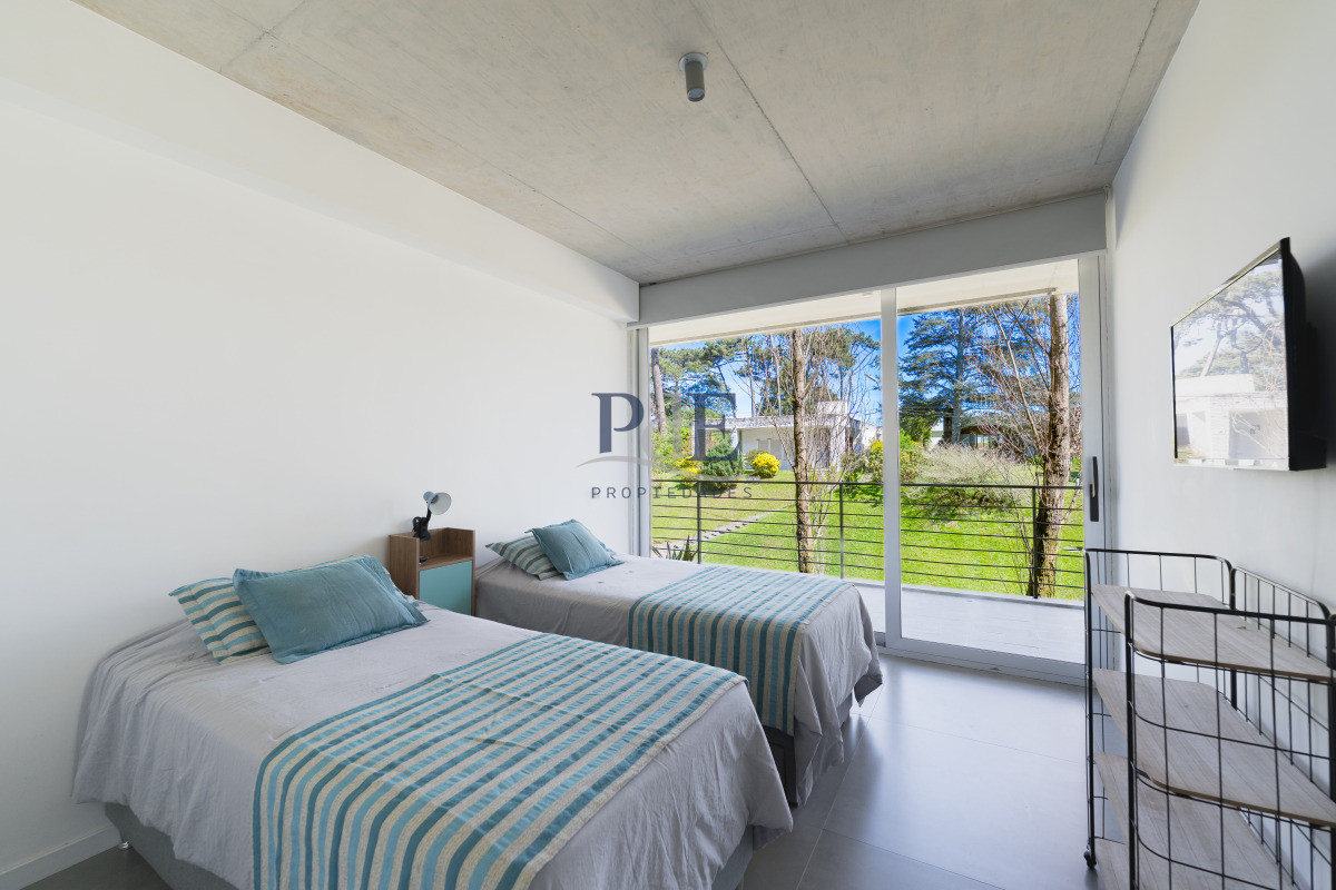 Planta de Categoría apartamento 3 dorm moderno con parrillero en Playa Mansa Punta del Este - Imagen 15