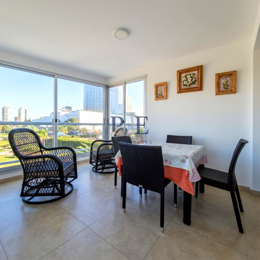 Apartamento Reciclado de 3 Dormitorios con Parrillero en Playa Mansa Punta del Este - Imagen 4