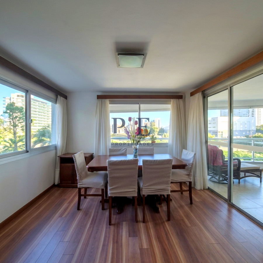 Apartamento Reciclado de 3 Dormitorios con Parrillero en Playa Mansa Punta del Este - Imagen 1