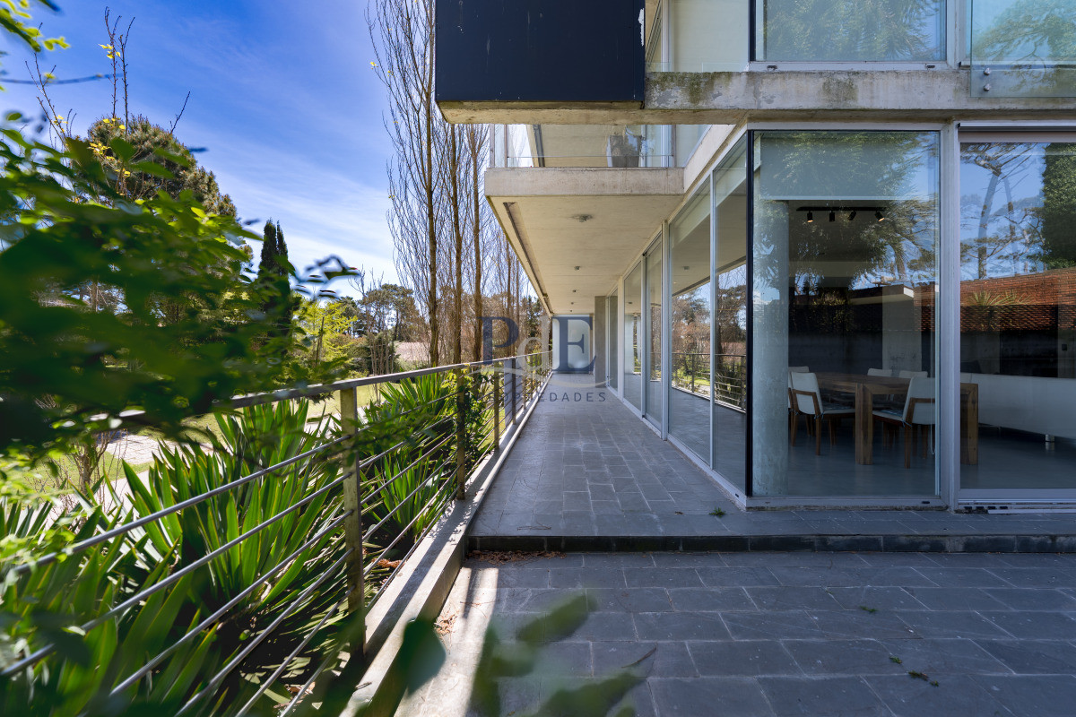 Planta de Categoría apartamento 3 dorm moderno con parrillero en Playa Mansa Punta del Este - Imagen 1