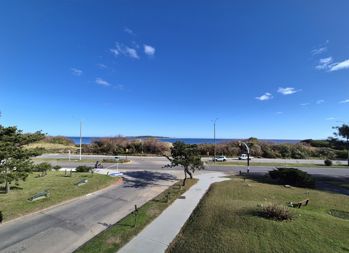 Apartamento de 3 dormitorios + servicio con vista al mar Playa Mansa