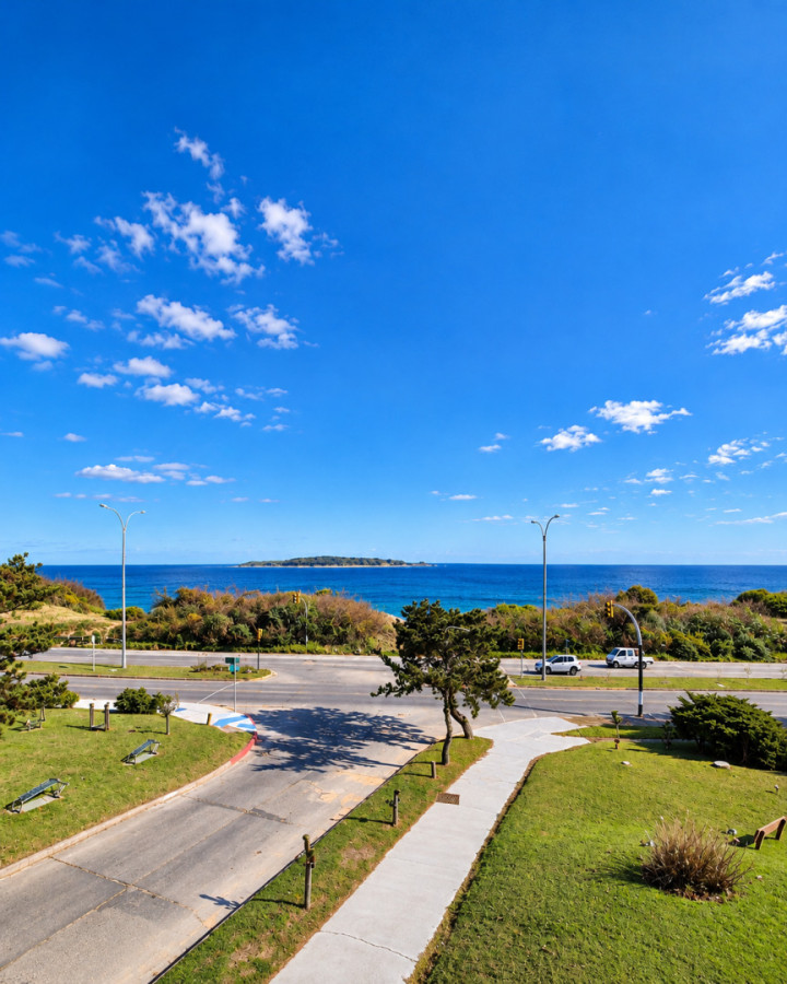 Imagen de Apartamento de 3 dormitorios + servicio con vista al mar Playa Mansa