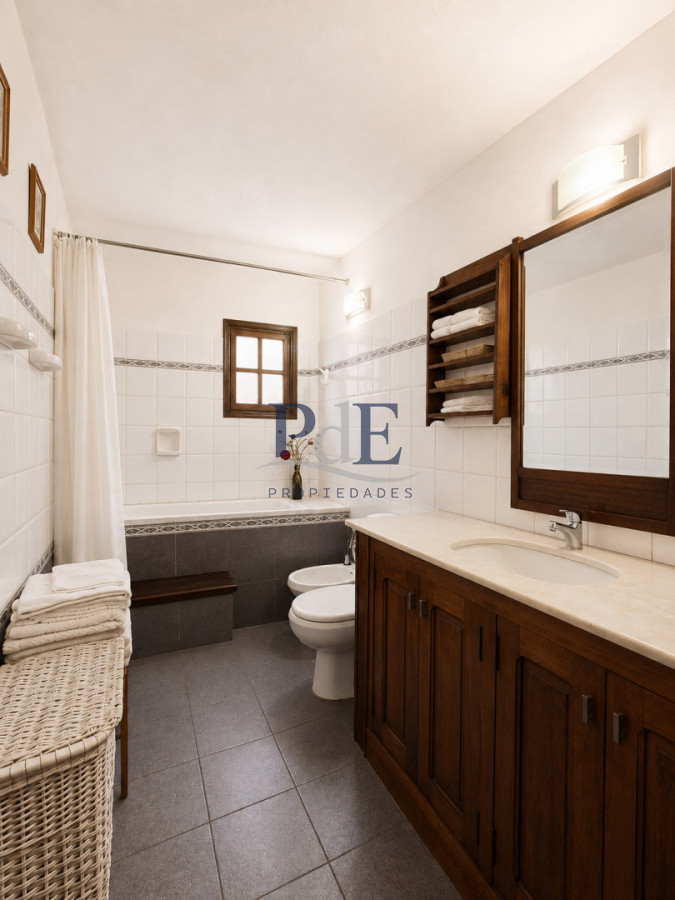 Casa con dos unidades independientes + dependencia de servicio, gran jardín y piscina climatizada  Punta del Este - Imagen 18
