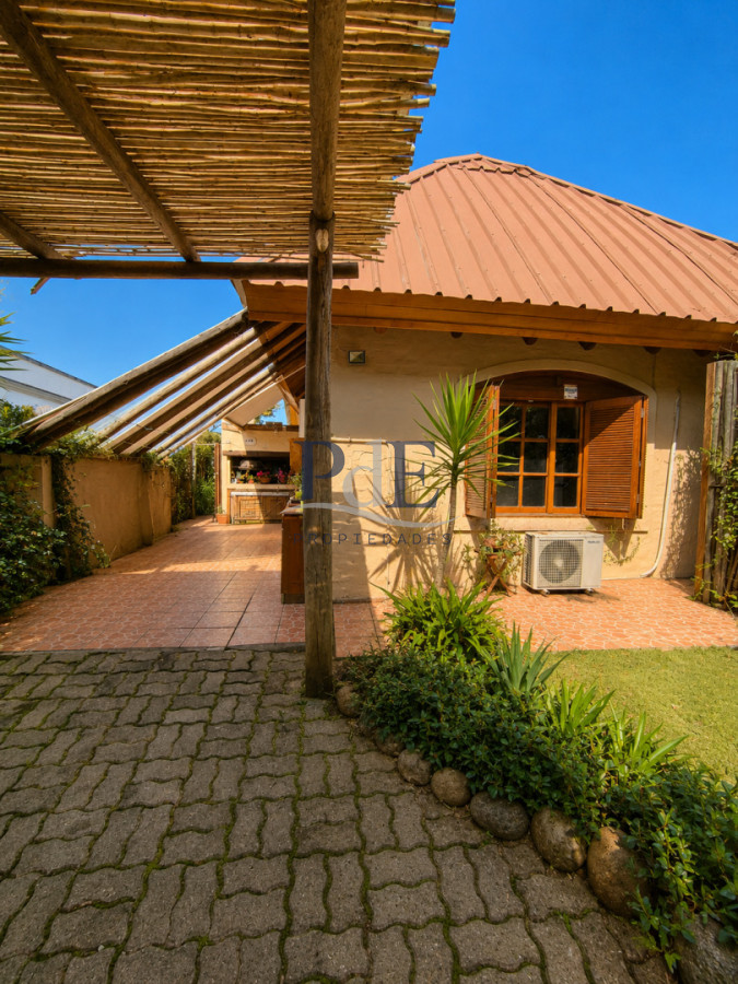 Casa con dos unidades independientes + dependencia de servicio, gran jardín y piscina climatizada  Punta del Este - Imagen 32