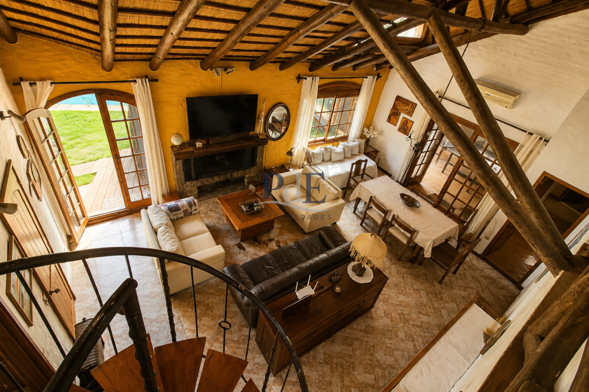 Casa con dos unidades independientes + dependencia de servicio, gran jardín y piscina climatizada  Punta del Este - Imagen 9