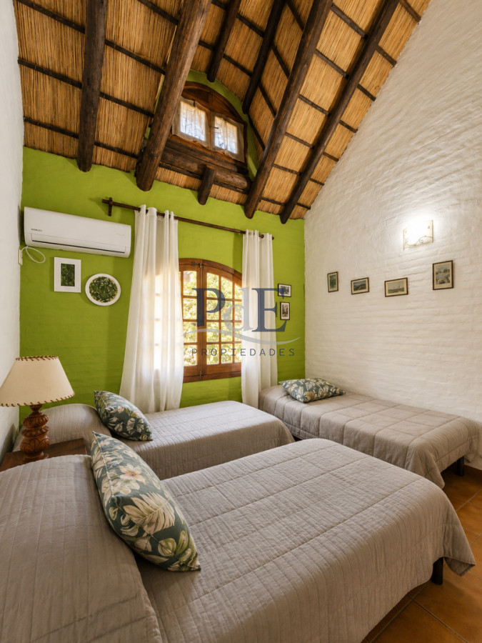Casa con dos unidades independientes + dependencia de servicio, gran jardín y piscina climatizada  Punta del Este - Imagen 19