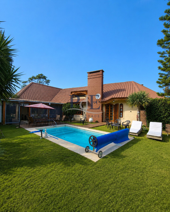 Casa con dos unidades independientes + dependencia de servicio, gran jardín y piscina climatizada  Punta del Este - Imagen 2