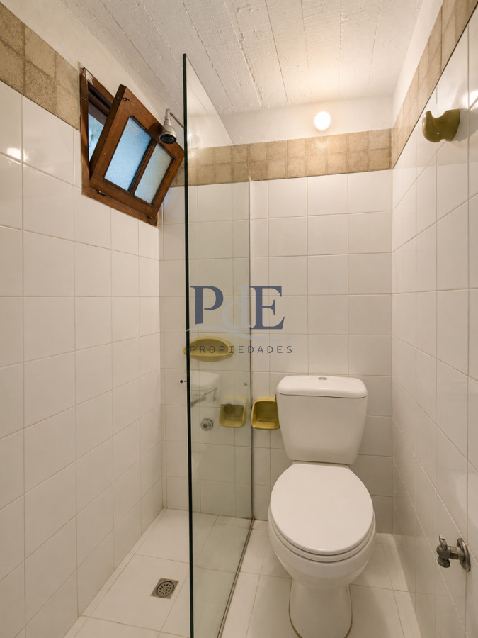 Casa con dos unidades independientes + dependencia de servicio, gran jardín y piscina climatizada  Punta del Este - Imagen 28