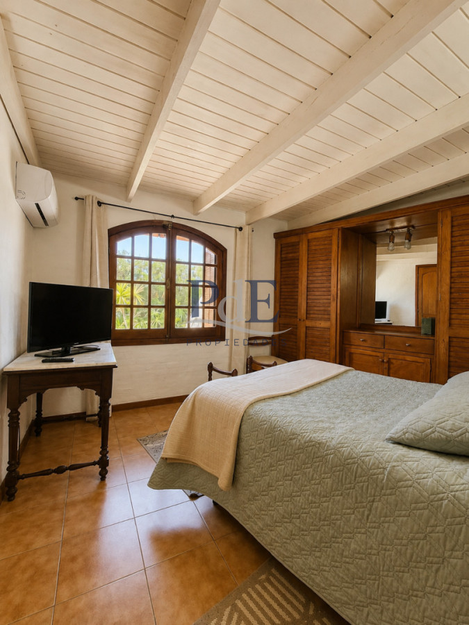 Casa con dos unidades independientes + dependencia de servicio, gran jardín y piscina climatizada  Punta del Este - Imagen 17