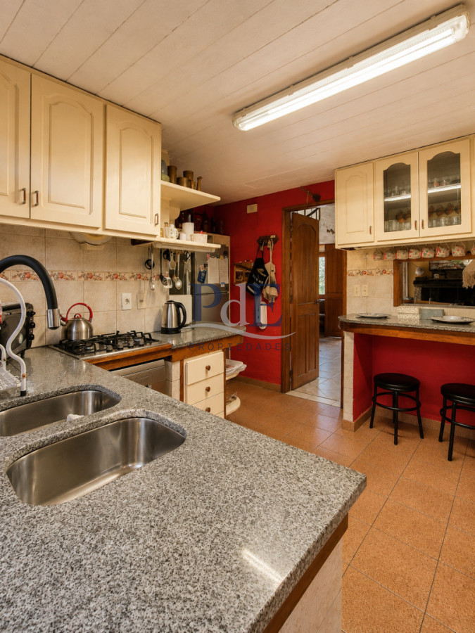 Casa con dos unidades independientes + dependencia de servicio, gran jardín y piscina climatizada  Punta del Este - Imagen 15