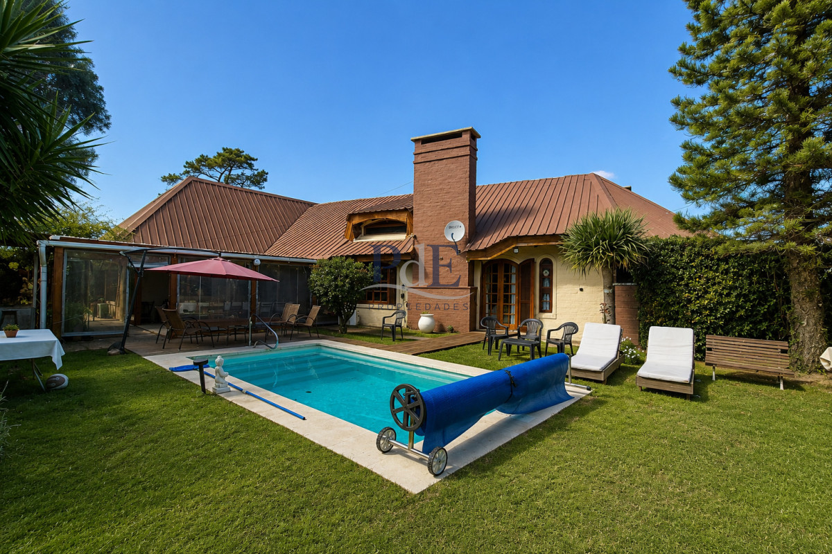 Casa con dos unidades independientes + dependencia de servicio, gran jardín y piscina climatizada  Punta del Este - Imagen 3