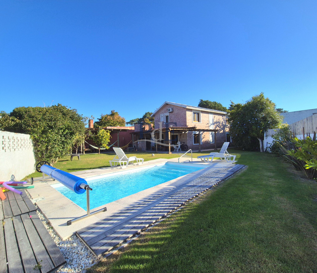 Casa en venta de 3 dormitorios moderna con loza radiante, excelente calidad.