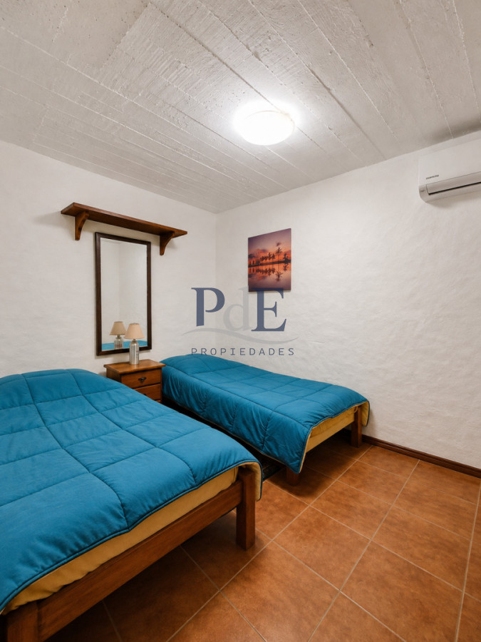 Casa con dos unidades independientes + dependencia de servicio, gran jardín y piscina climatizada  Punta del Este - Imagen 27
