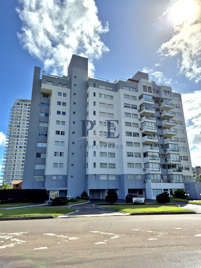 Apartamento Reciclado de 3 Dormitorios con Parrillero en Playa Mansa Punta del Este - Imagen 16