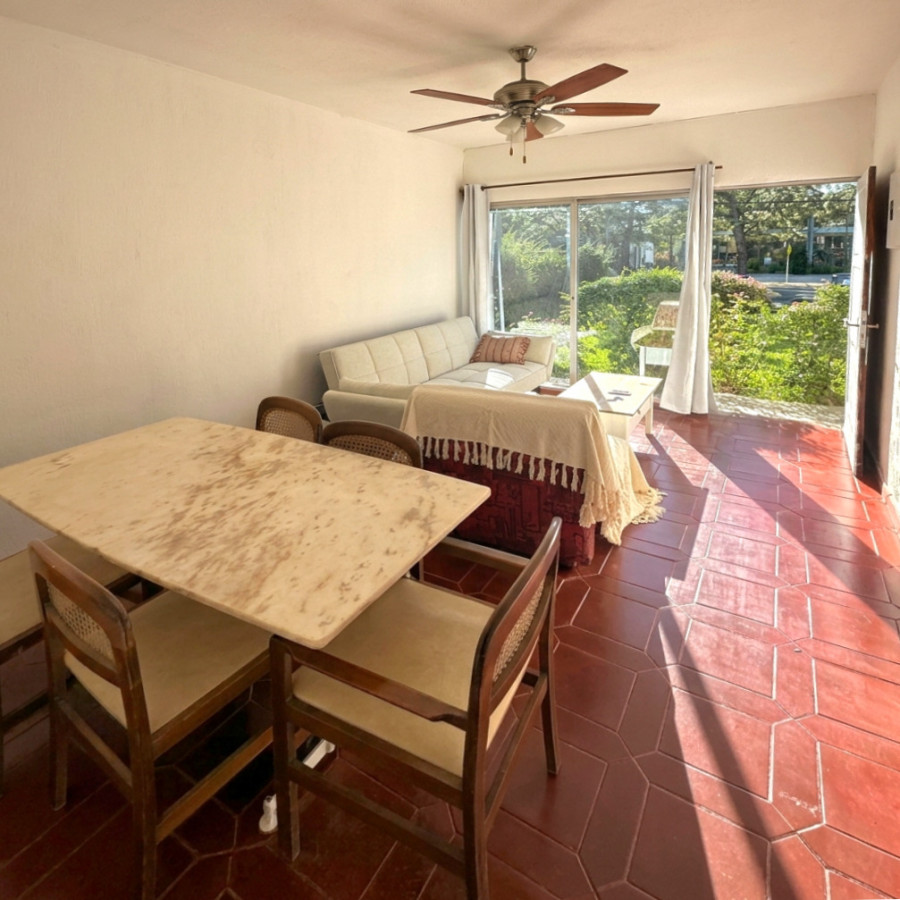 Apartamento ID.21098757 - Apartamento de 2 dormitorios, patio con barbacoa y cochera techada en Punta del Este
