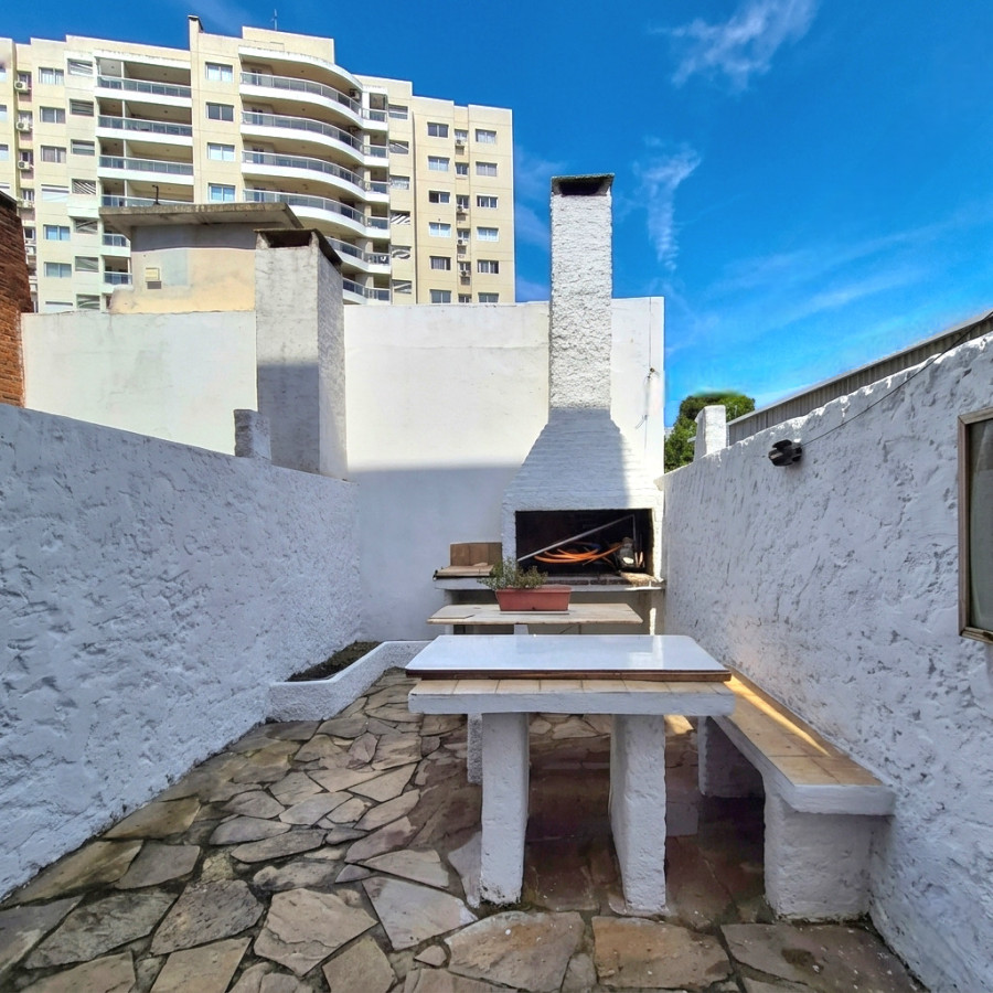 Apartamento ID.21098757 - Apartamento de 2 dormitorios, patio con barbacoa y cochera techada en Punta del Este