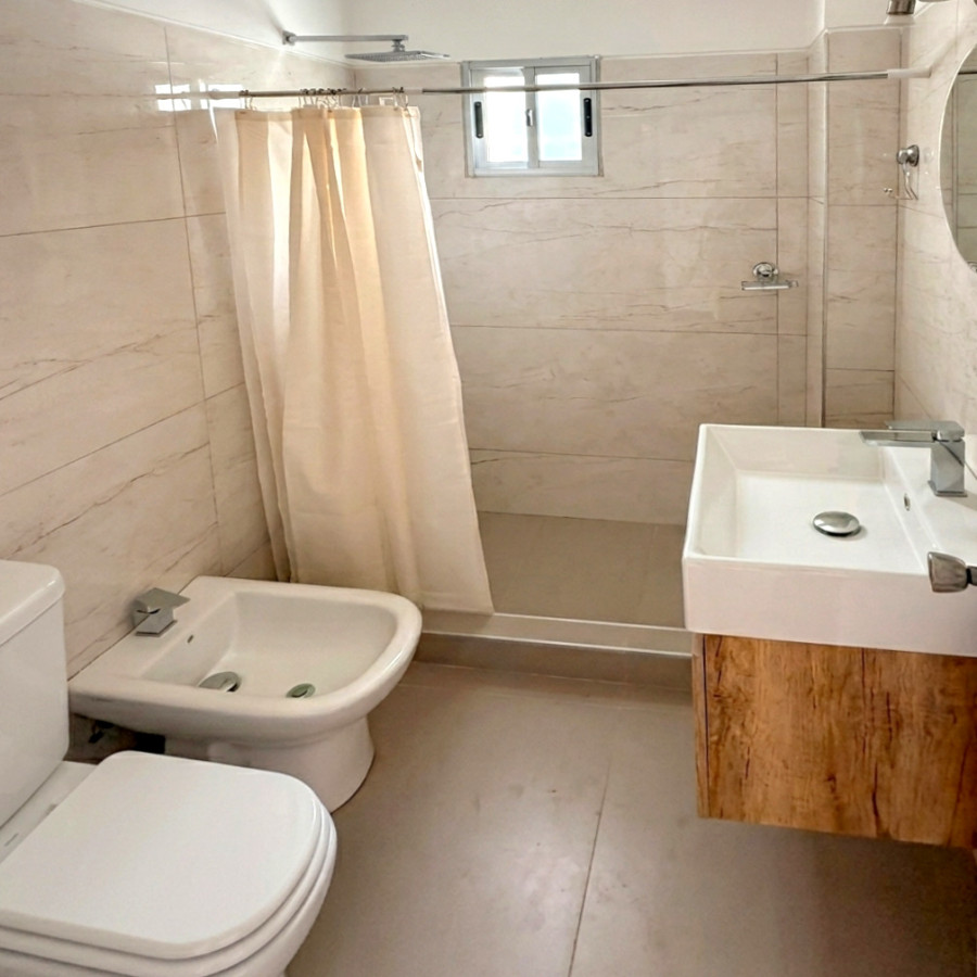Apartamento ID.21098757 - Apartamento de 2 dormitorios, patio con barbacoa y cochera techada en Punta del Este