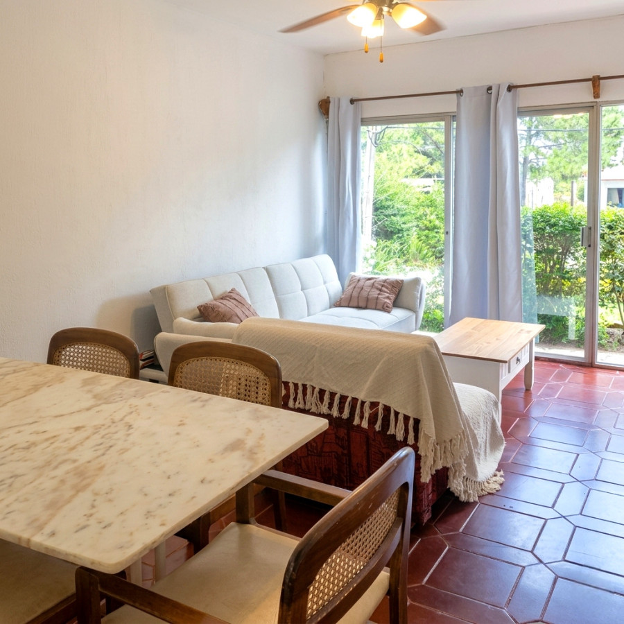 Apartamento ID.21098757 - Apartamento de 2 dormitorios, patio con barbacoa y cochera techada en Punta del Este