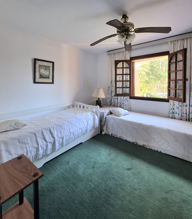 Apartamento ID.4617 - Oportunidad venta casa 2 dormitorios Playa Mansa cochera y parrillero