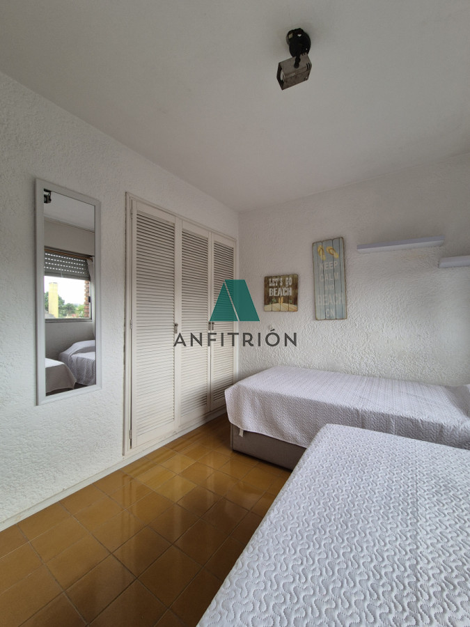 Apartamento ID.220 - Apartamento venta  2 dormitorios terraza cochera primera linea Playa Mansa