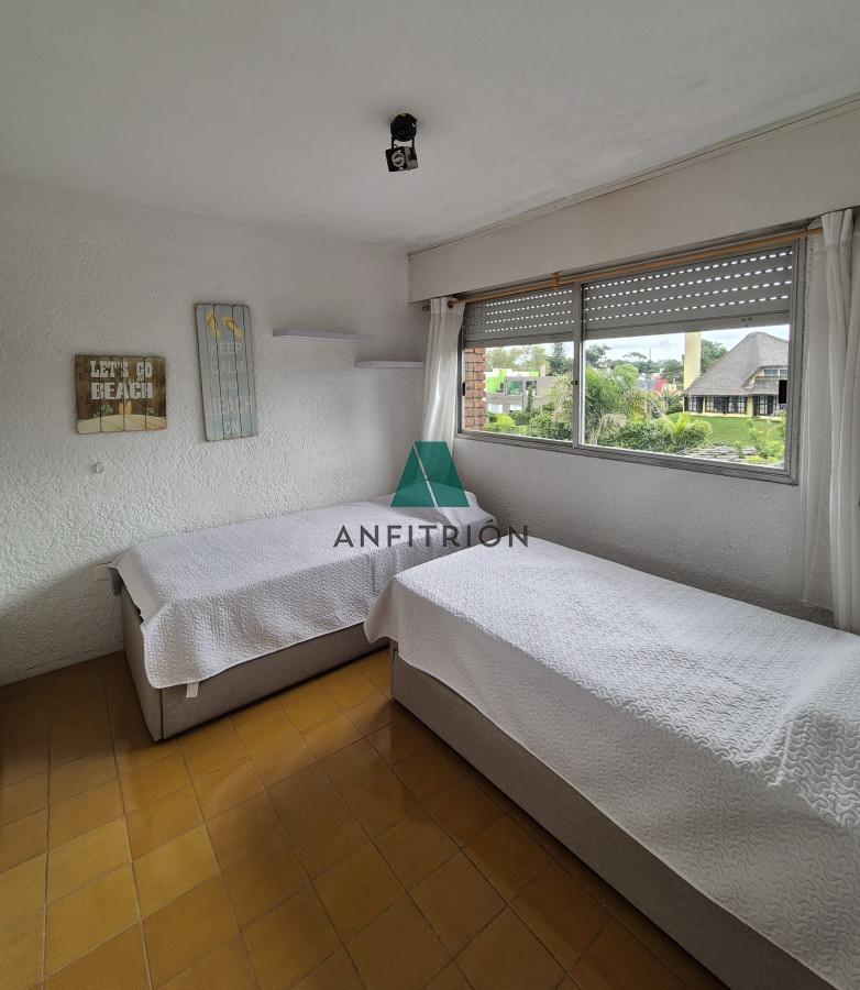 Apartamento ID.220 - Apartamento venta  2 dormitorios terraza cochera primera linea Playa Mansa