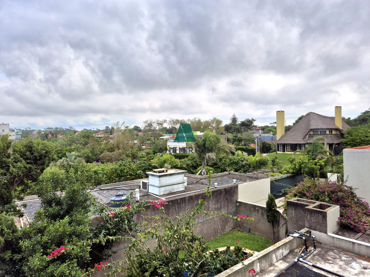 Apartamento ID.220 - Apartamento venta  2 dormitorios terraza cochera primera linea Playa Mansa