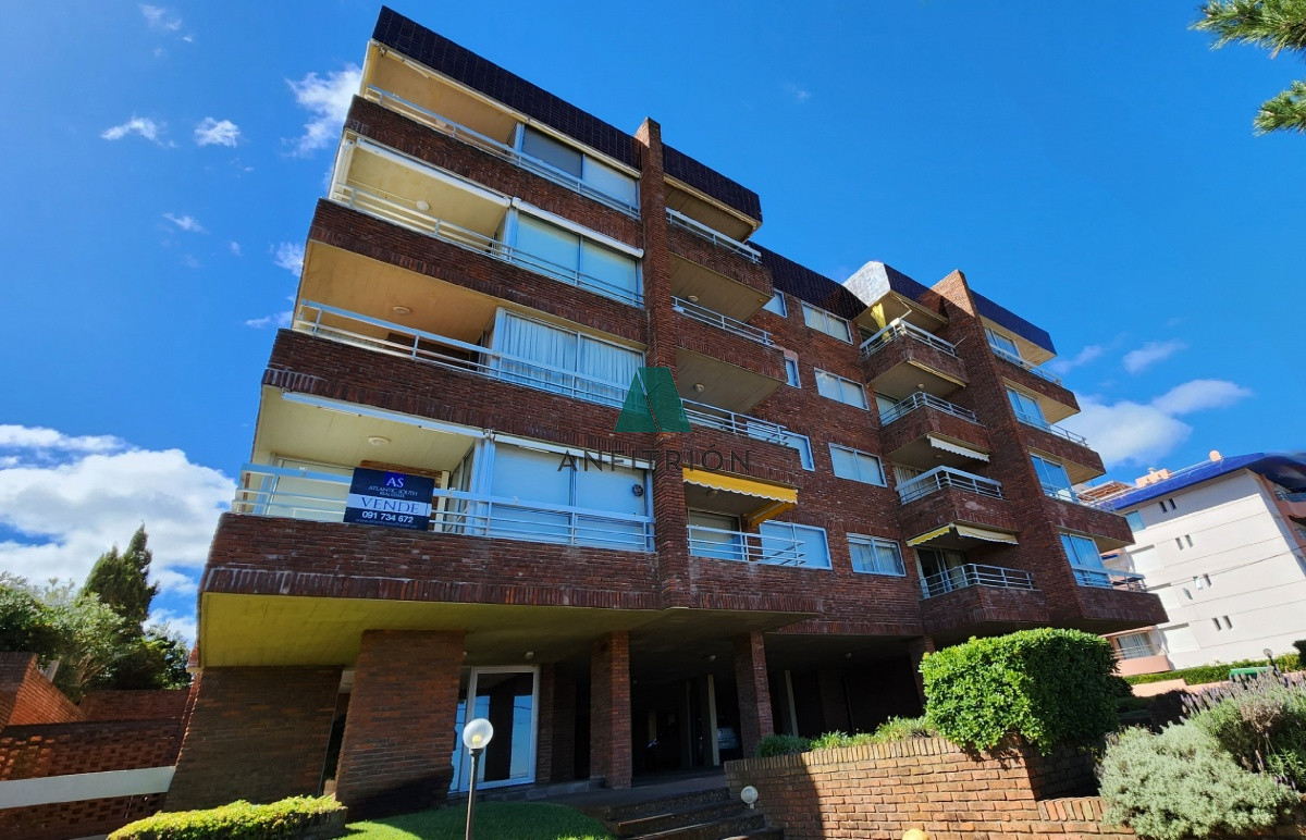 Apartamento ID.220 - Apartamento venta  2 dormitorios terraza cochera primera linea Playa Mansa