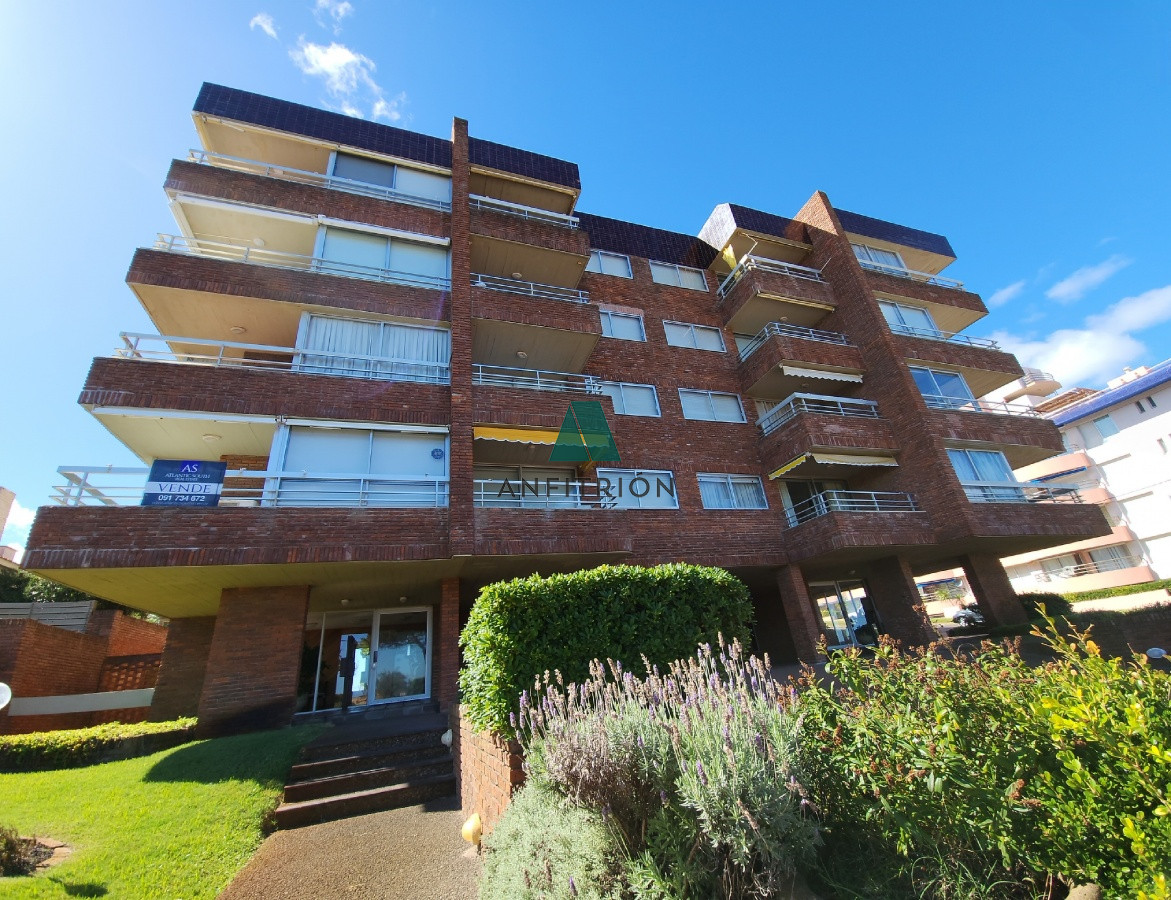 Apartamento ID.220 - Apartamento venta  2 dormitorios terraza cochera primera linea Playa Mansa