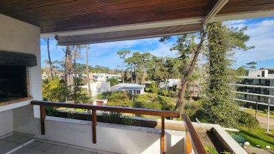 Apartamento de 3 dormitorios estufa a leña y parrillero propio próximo al mar Playa Mansa