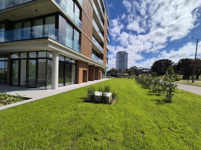 Apartamento tipo casa de 2 dormitorios a estrenar con gran terraza y jardín Playa Mansa Punta del Este