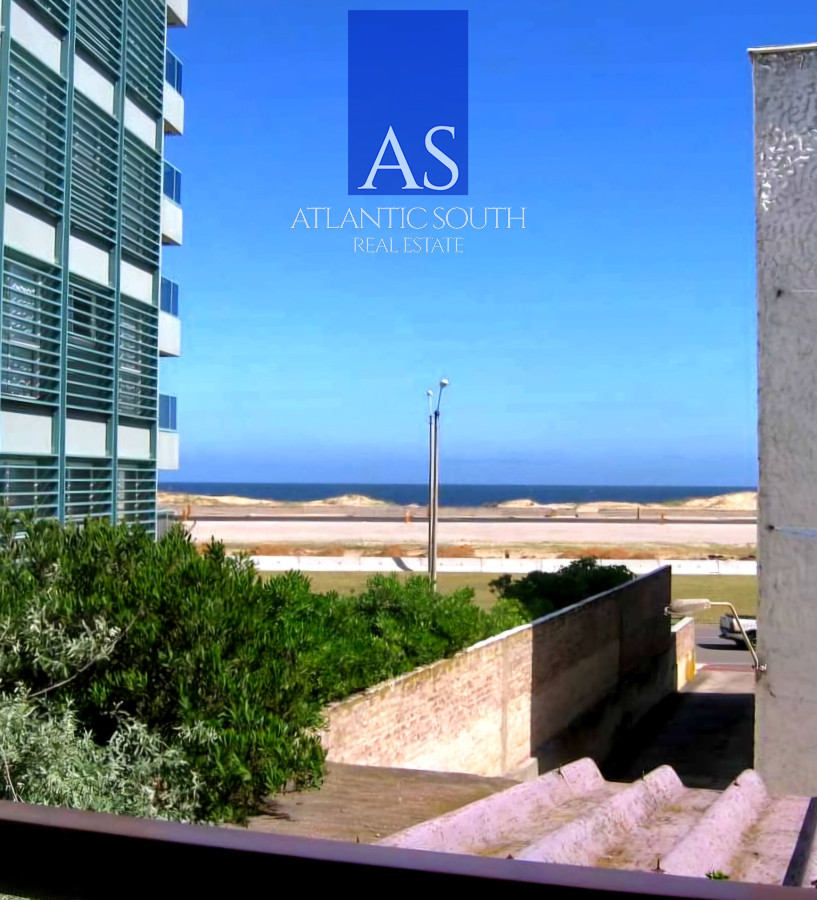 Apartamento de 3 dormitorios estufa a leña y parrillero propio próximo al mar Playa Brava