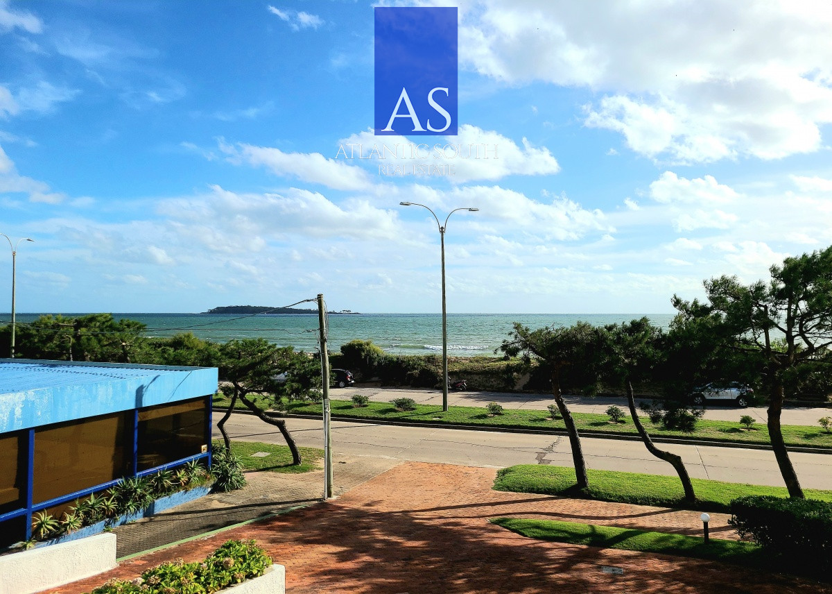 Alquiler anual Apartamento 2 dormitorios frente al mar Mansa espectacular terraza con vista