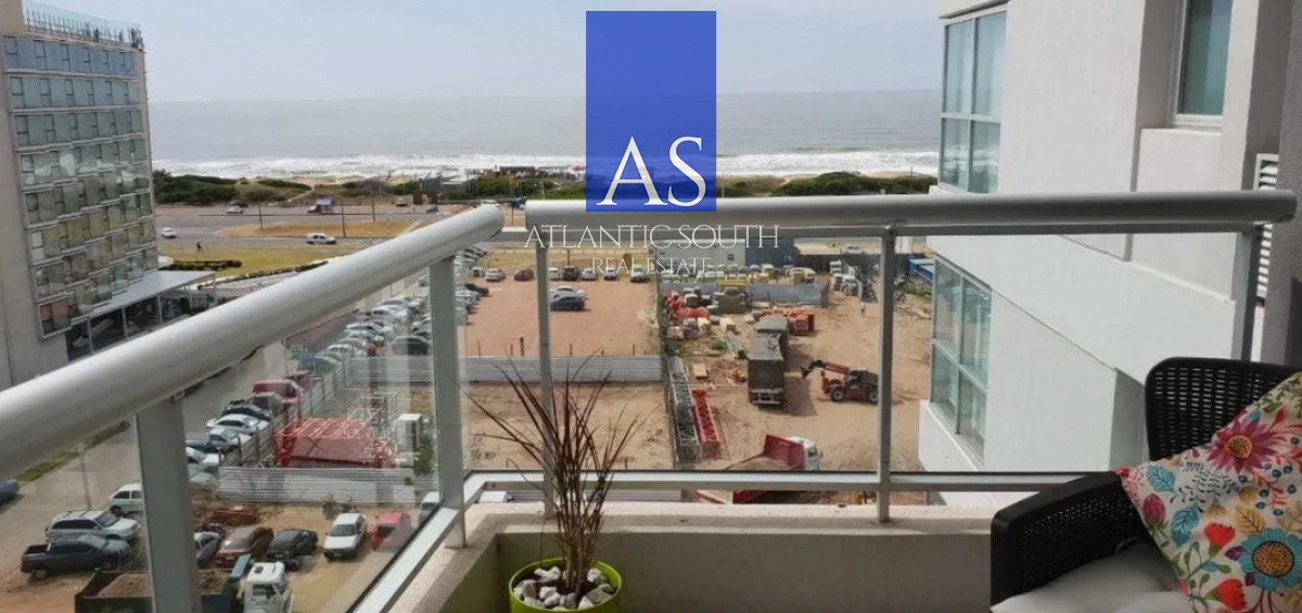 Apartamento de 3 dormitorios en torre de categoría. Brava, Punta del Este