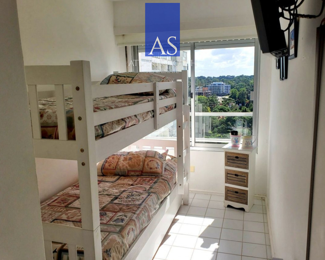 Apartamento ID.4270 - Apartamento de 3 dormitorios con servicios frente al mar en Playa Mansa 