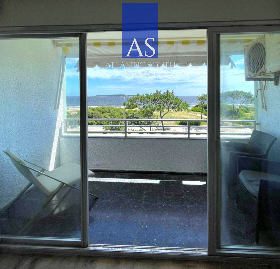 Apartamento ID.4371 - Loft monoambiente reciclado frente al mar con terraza y cochera Playa Mansa Punta del Este