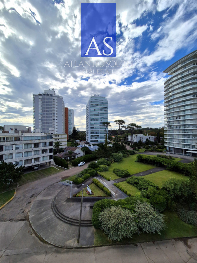 Apartamento ID.4635 - Apartamento reciclado frente al mar Playa Mansa 3 dormitorios terraza con barbacoa uso exclusivo y vista el mar Punta del Este